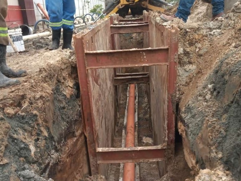 Construção de coleta da rede de esgoto